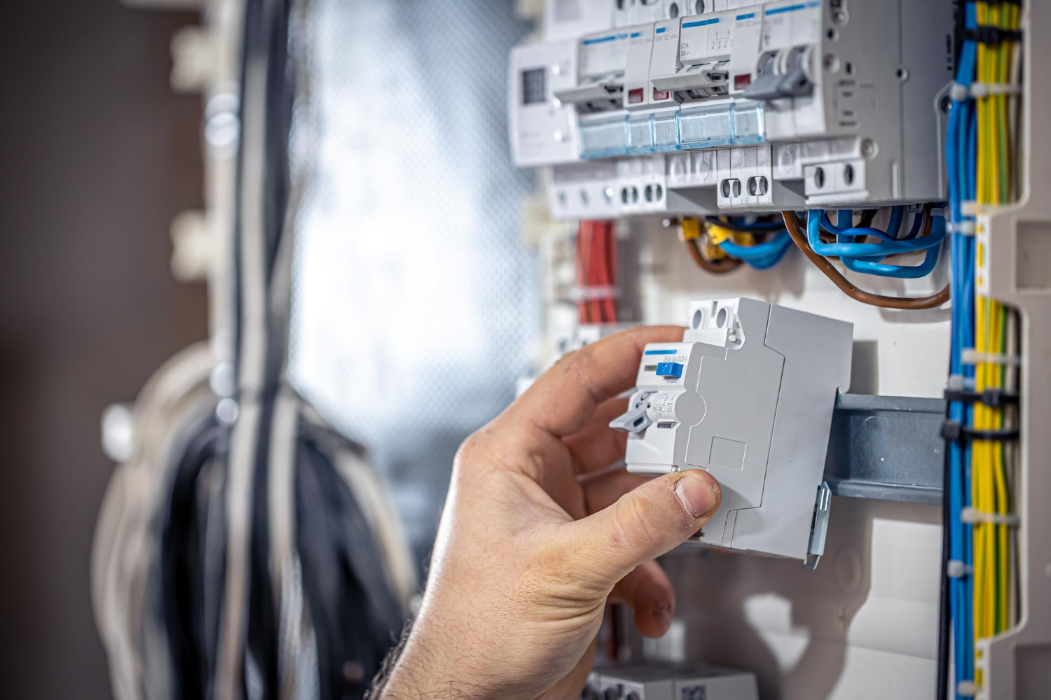 Wer darf eine Prüfung ortsfester elektrischer Anlagen durchführen?