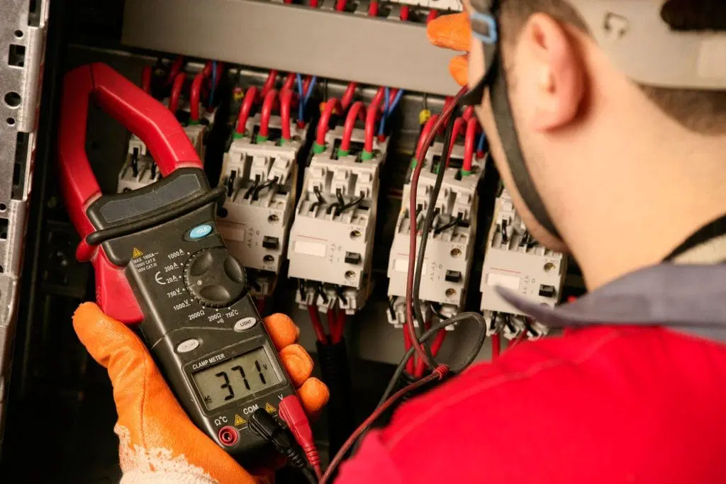 Wer darf eine Prüfung ortsfester elektrischer Anlagen durchführen?