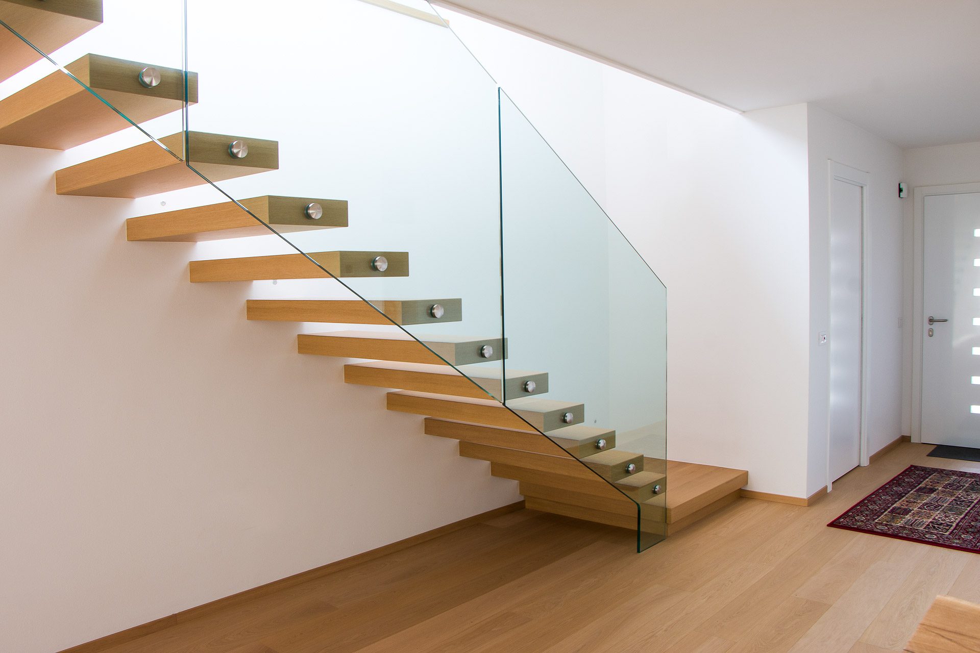 Von schwarzen Treppen bis lackierten Varianten – So können Sie Ihre Treppen konfigurieren und Preise vergleichen